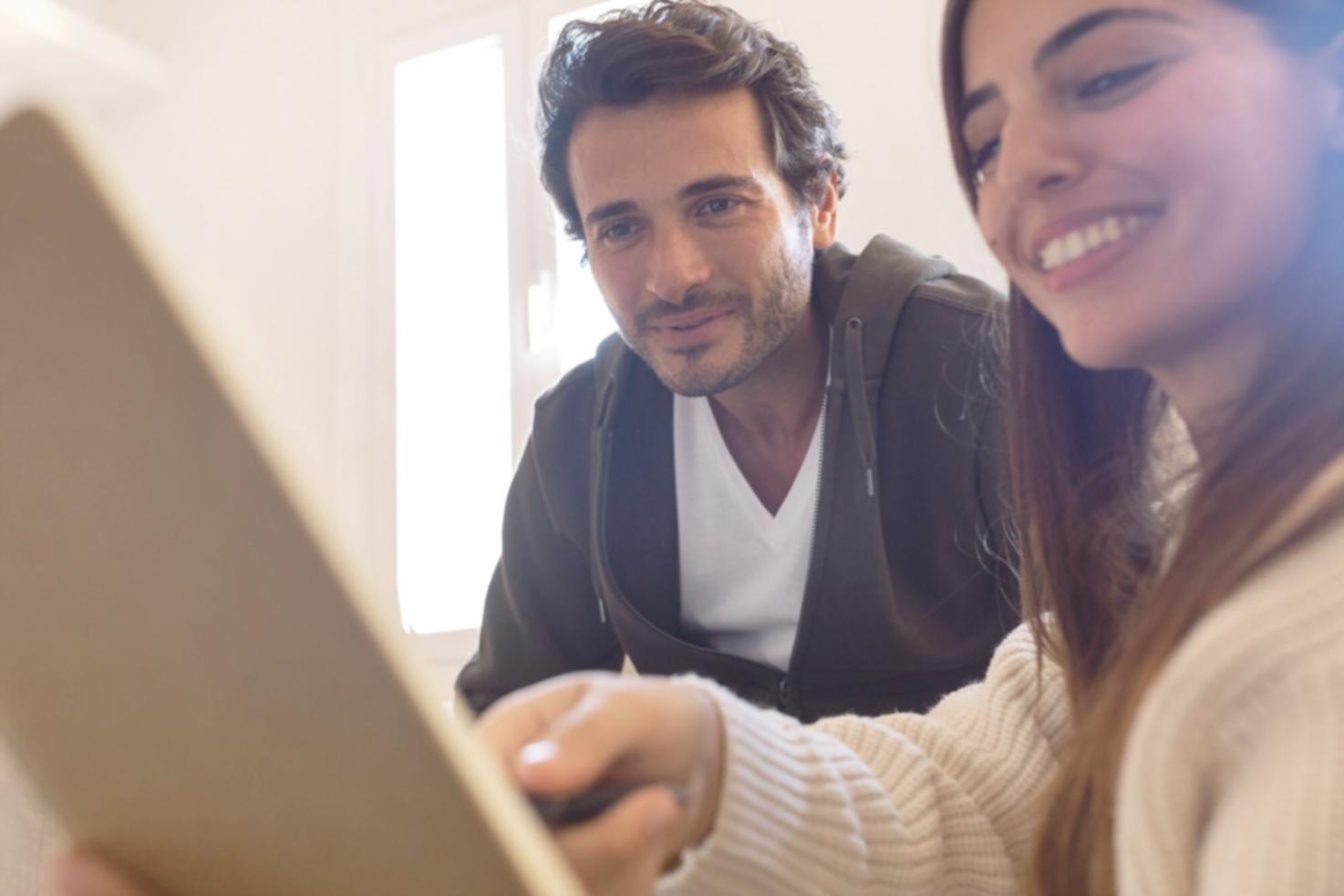 Unternehmer prüft Finanzberichte und identifiziert Liquiditätsprobleme