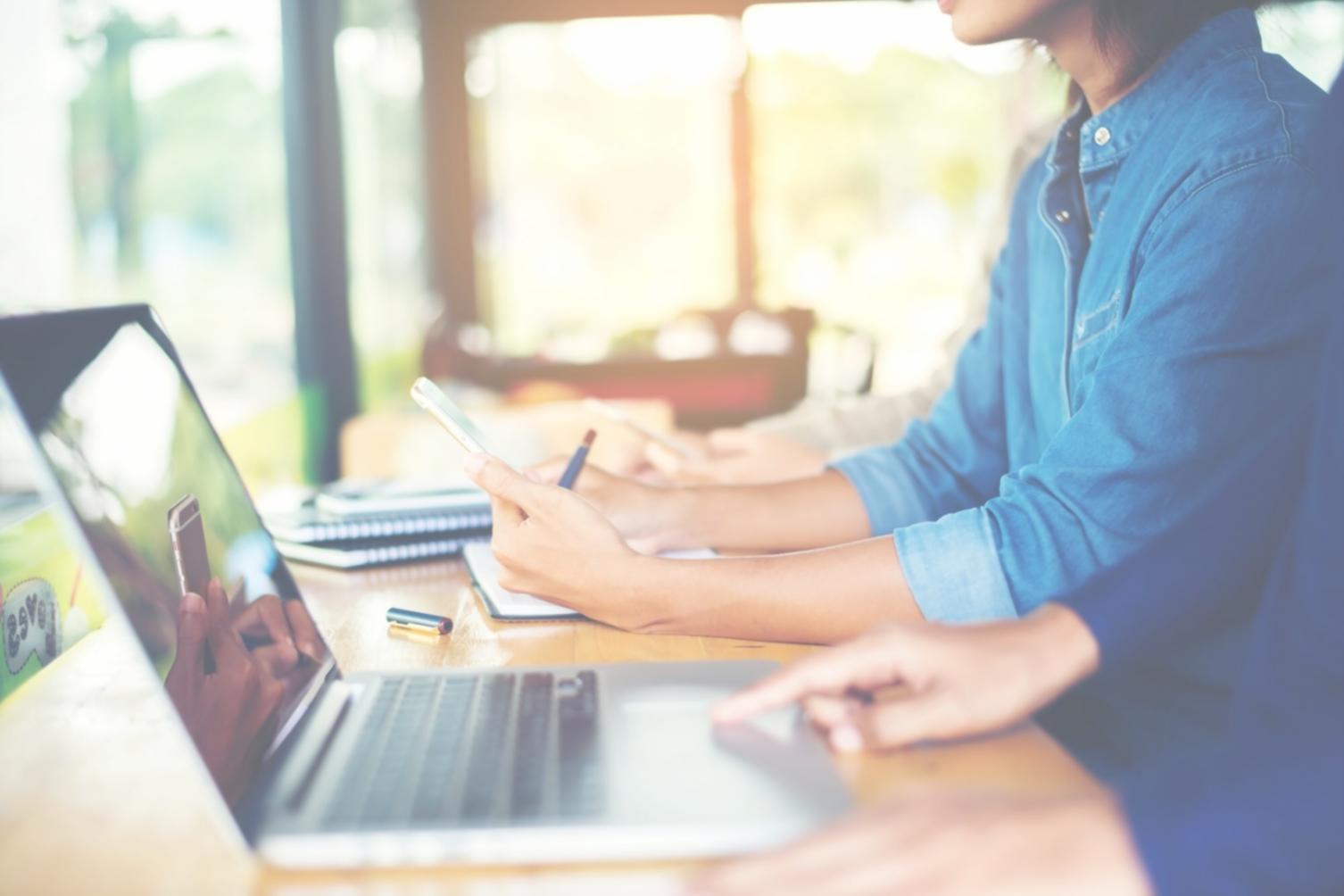 Detaillierte Finanzplanung mit Diagrammen und Liquiditätskennzahlen